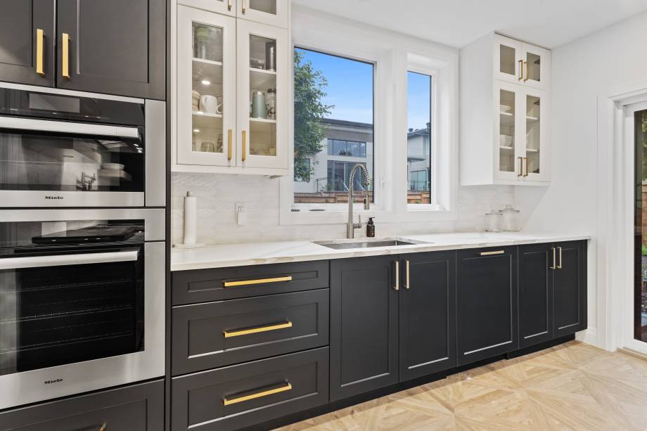 https://www.cabinetnow.com/product_images/uploaded_images/a-kitchen-with-two-tone-cabinets-and-glass-panel-doors.jpg