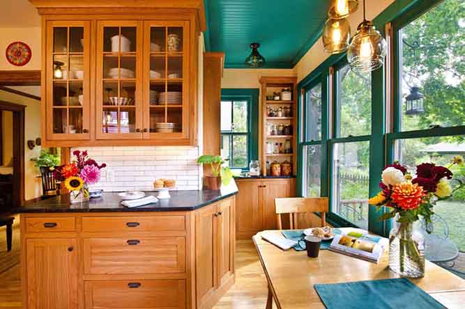 https://www.cabinetnow.com/product_images/uploaded_images/a-small-table-in-a-large-traditional-kitchen.jpg